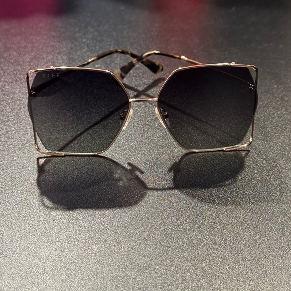 #958 Diff Eyewear Gold Frame Sunglasses - Picture 1 of 2